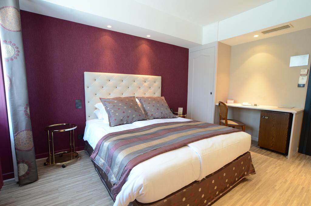 Les Maritonnes Parc & Vignoble Hotel Romaneche-Thorins Exterior photo