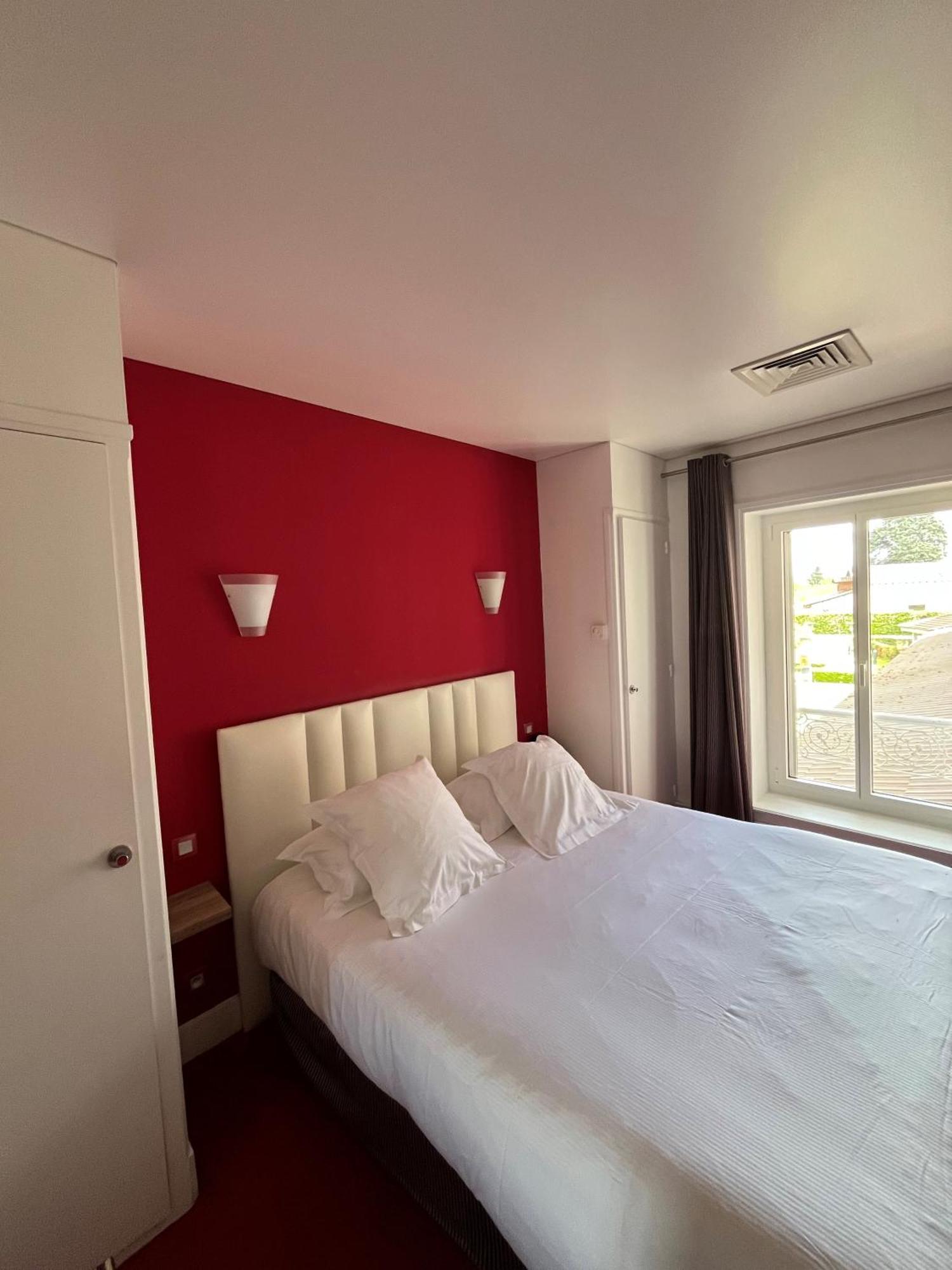 Les Maritonnes Parc & Vignoble Hotel Romaneche-Thorins Exterior photo